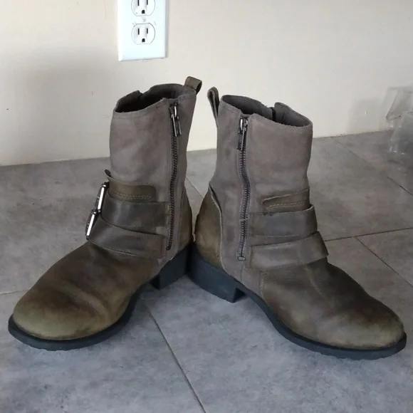 UGG Boots - Picture 7 of 10